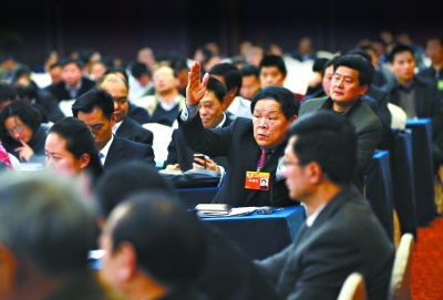 2011年2月22日在政协湖北省十届四次大会上，王元山委员举手发言.jpg