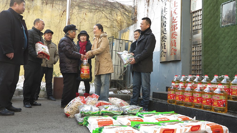 公司每年春节前为辖区的四个居委会困难群众送温暖，图为2018年2月6日公司总裁王铁华慰问辖区困难群众.JPG