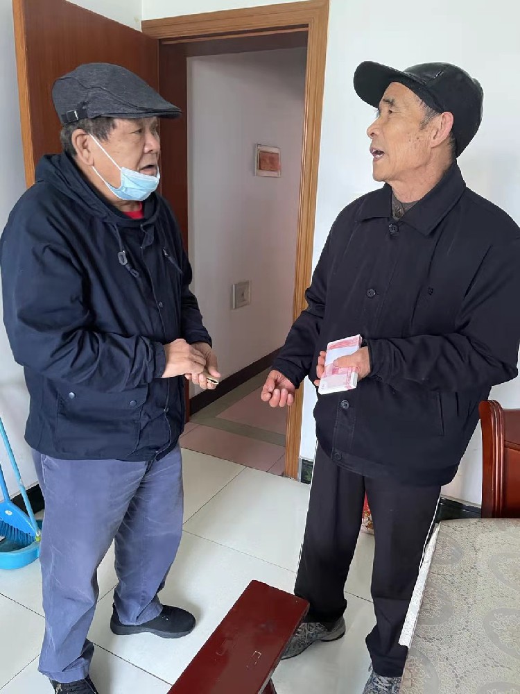2021年3月5日，王元山慰问在公司近五十年工龄的退休员工秦恒元，为其送去慰问品和慰问金.jpg