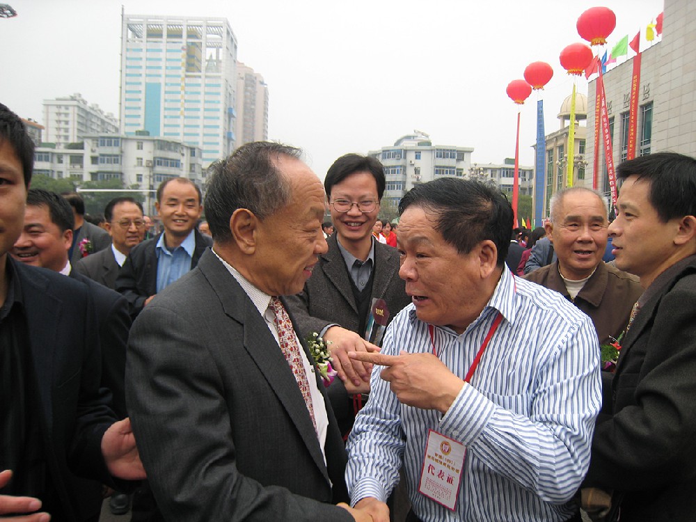2007年11月15日，参会的王元山委员与原外交部长李肇星亲切交谈1.JPG