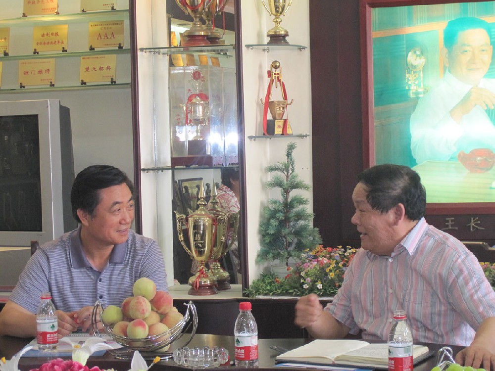 2010年7月9日，到公司考察的襄阳市政协主席万桃元与王元山主席亲切交谈.JPG